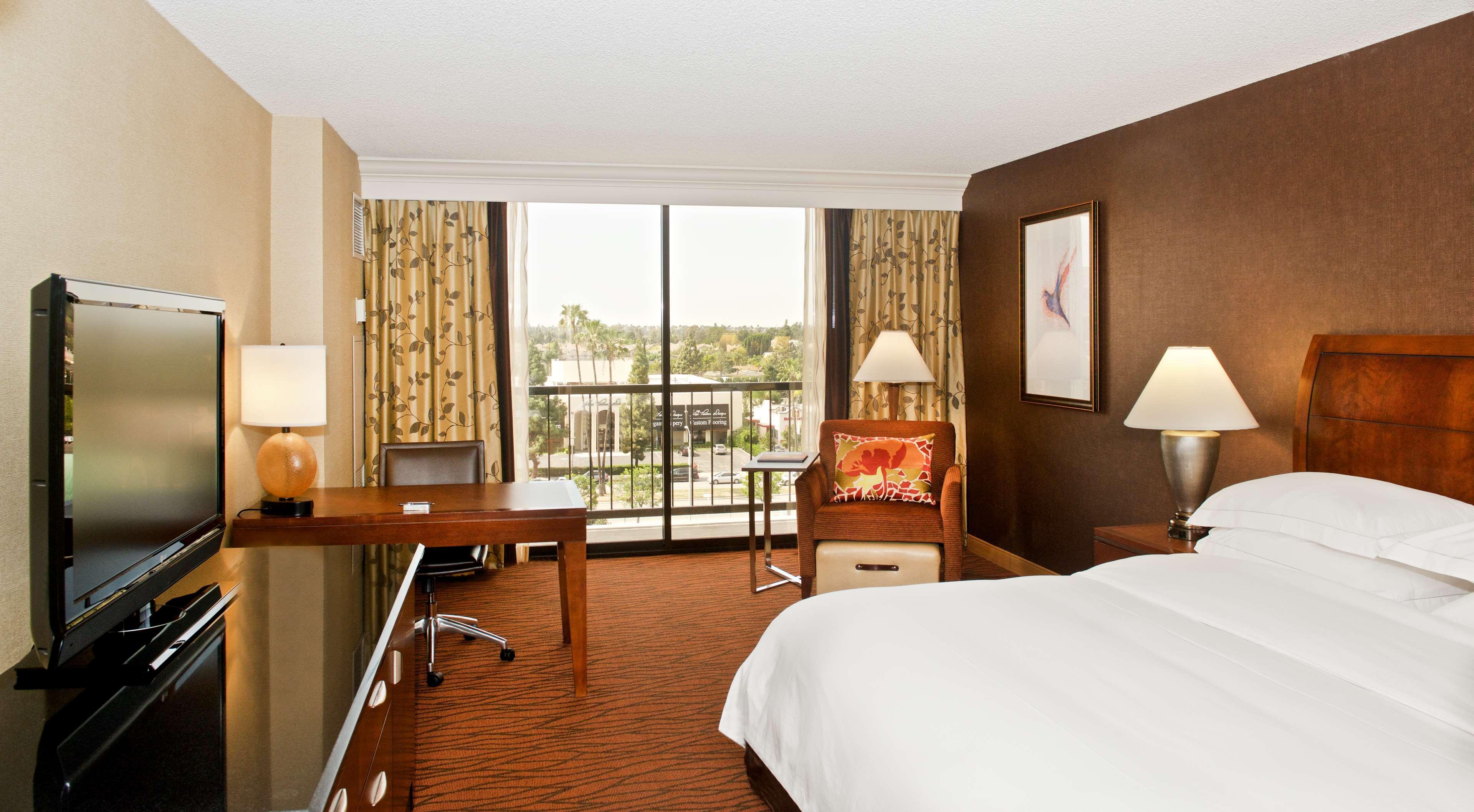 ฮิลตันออเรนจ์เคาน์ตี้ คอสตาเมซา โฮเต็ล Hotel ภายนอก รูปภาพ