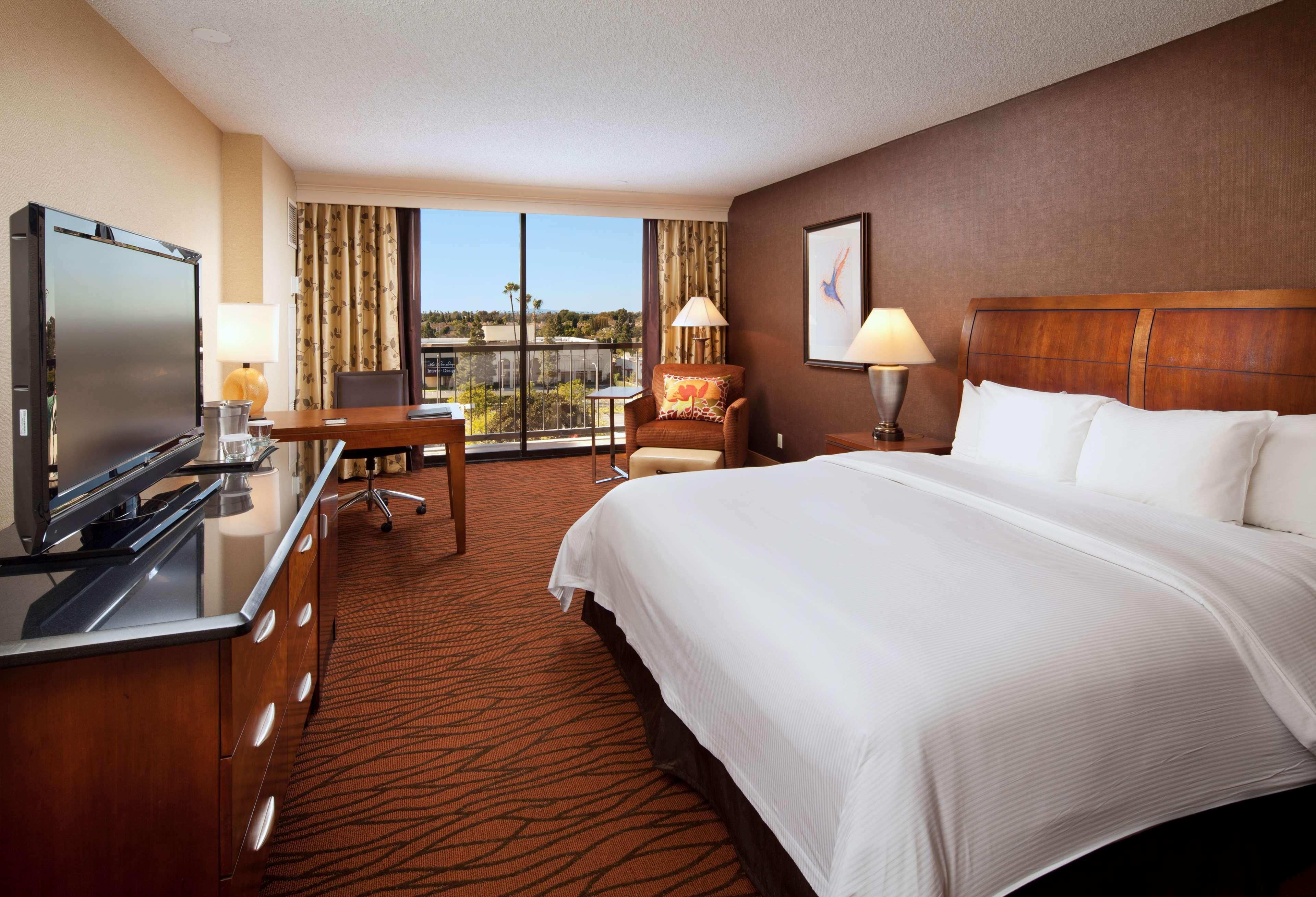ฮิลตันออเรนจ์เคาน์ตี้ คอสตาเมซา โฮเต็ล Hotel ภายนอก รูปภาพ