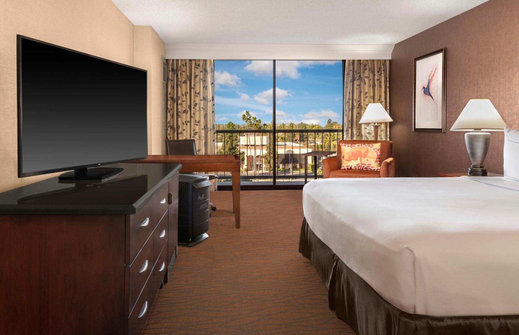 ฮิลตันออเรนจ์เคาน์ตี้ คอสตาเมซา โฮเต็ล Hotel ภายนอก รูปภาพ