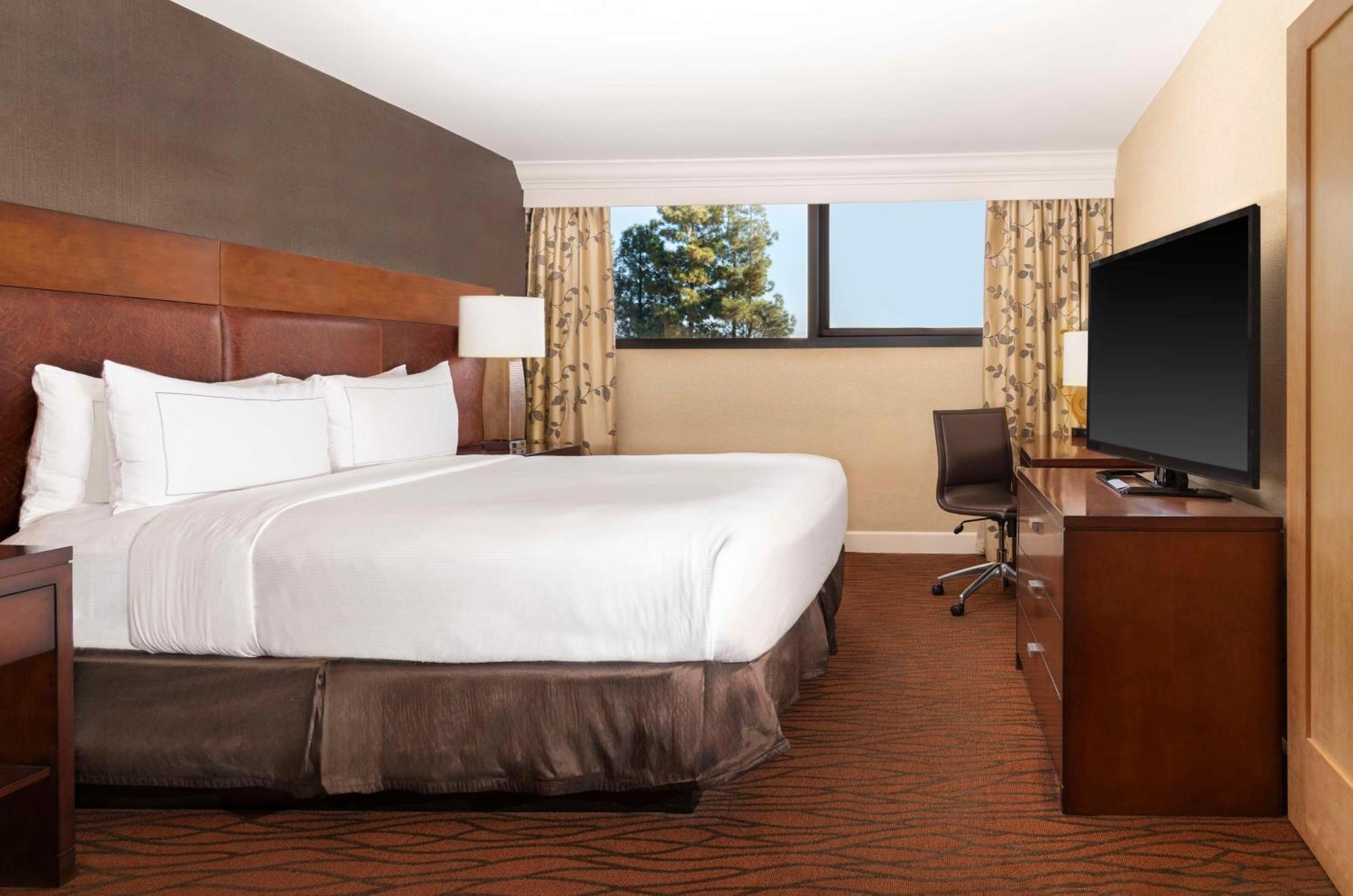 ฮิลตันออเรนจ์เคาน์ตี้ คอสตาเมซา โฮเต็ล Hotel ภายนอก รูปภาพ